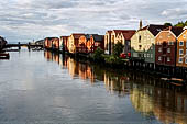 Trondheim Norvegia. Gli ultimi raggi di sole ci danno l'occasione di fotografare di nuovo i briggene sulla riva orientale della Nidelva.